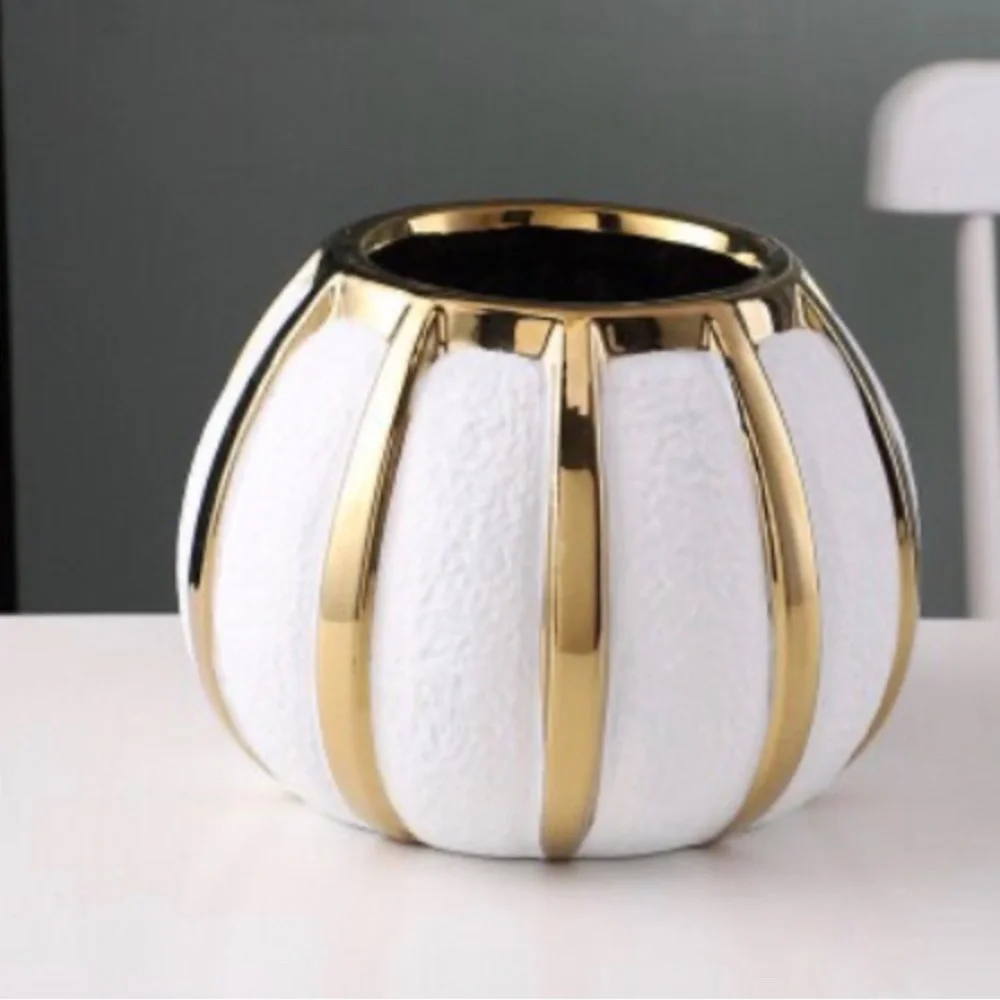 A beautiful textured ceramic flower vase - Picture 2 of 13